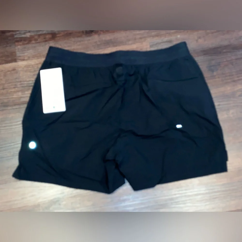 NEW Lulu License to train 5” shorts - Picture 2 of 4